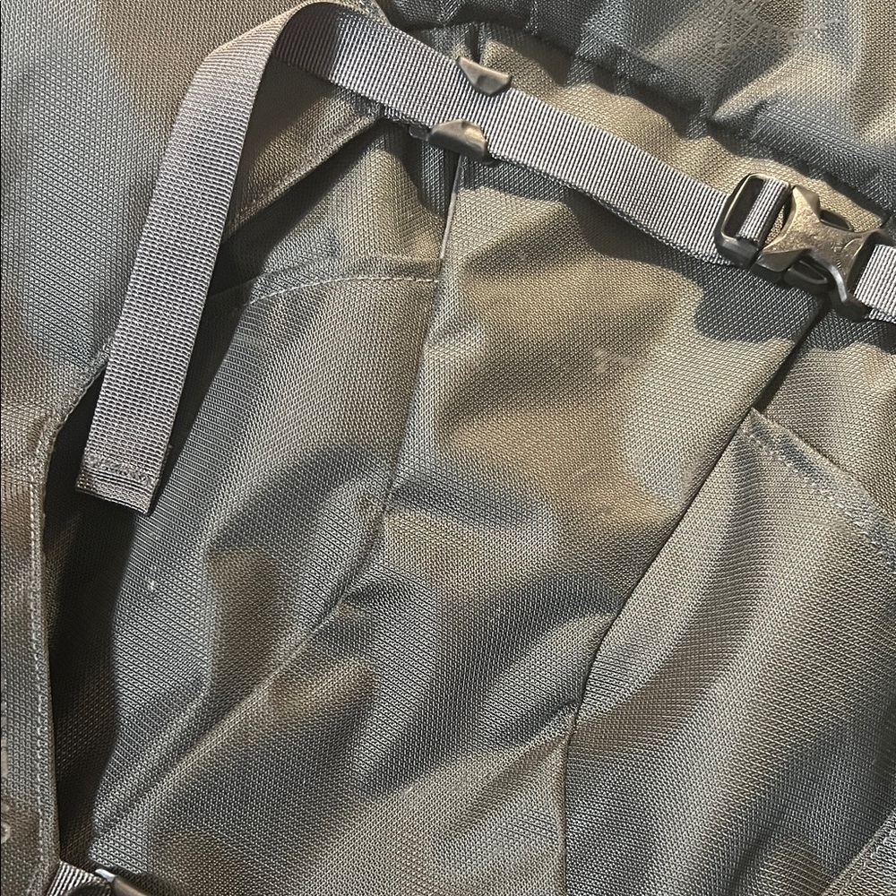 Osprey Farpoint 40L Men's Travel Backpack, Tunnel Vision Grey - Picture 5 of 7